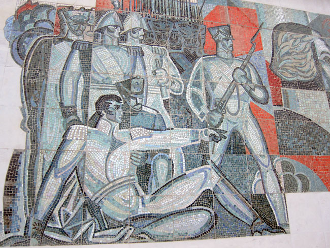Мозаика на фасаде Бородинской панорамы. Офицеры и раненый Багратион