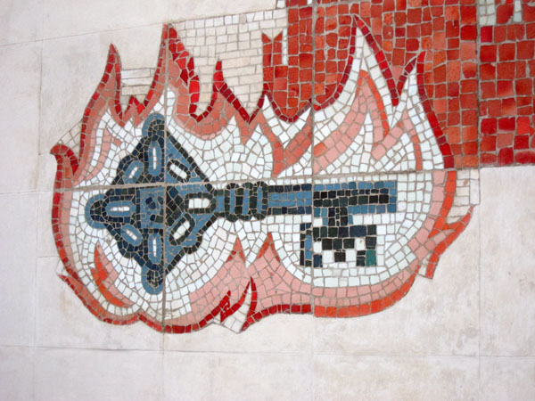 Мозаика на фасаде Бородинской панорамы. Ключ от Москвы в сполохах пожара