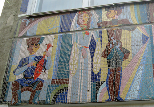 Мозаика на фасаде детского сада в Майкопе - адыгейская свадьба
