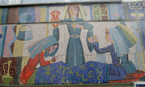 Мозаика на фасаде детского сада в Майкопе - адыгейские девушки