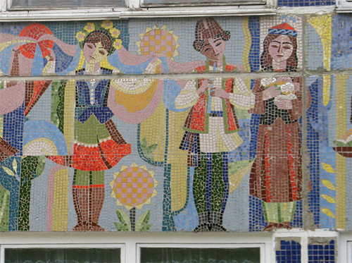 Мозаика на фасаде детского сада в Майкопе - дружба народов