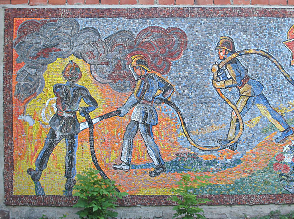 Мозаика на фасаде дома ЮДПД в Измайловском парке в Москве